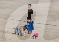 EXKLUSIV - Happy Family - Blake und Ryan zeigen Klein James den Strand