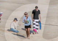 EXKLUSIV - Happy Family - Blake und Ryan zeigen Klein James den Strand