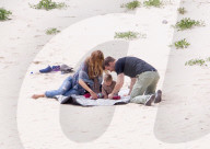 EXKLUSIV - Happy Family - Blake und Ryan zeigen Klein James den Strand