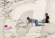 EXKLUSIV - Happy Family - Blake und Ryan zeigen Klein James den Strand