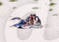 EXKLUSIV - Happy Family - Blake und Ryan zeigen Klein James den Strand