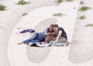 EXKLUSIV - Happy Family - Blake und Ryan zeigen Klein James den Strand