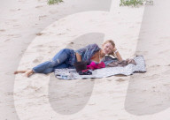 EXKLUSIV - Happy Family - Blake und Ryan zeigen Klein James den Strand