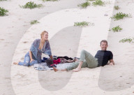 EXKLUSIV - Happy Family - Blake und Ryan zeigen Klein James den Strand