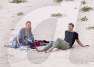 EXKLUSIV - Happy Family - Blake und Ryan zeigen Klein James den Strand