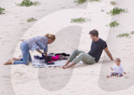 EXKLUSIV - Happy Family - Blake und Ryan zeigen Klein James den Strand