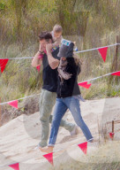EXKLUSIV - Happy Family - Blake und Ryan zeigen Klein James den Strand