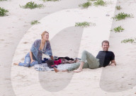 EXKLUSIV - Happy Family - Blake und Ryan zeigen Klein James den Strand