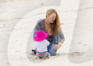 EXKLUSIV - Happy Family - Blake und Ryan zeigen Klein James den Strand