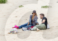 EXKLUSIV - Happy Family - Blake und Ryan zeigen Klein James den Strand