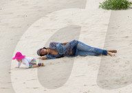 EXKLUSIV - Happy Family - Blake und Ryan zeigen Klein James den Strand