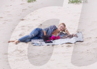 EXKLUSIV - Happy Family - Blake und Ryan zeigen Klein James den Strand