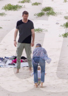 EXKLUSIV - Happy Family - Blake und Ryan zeigen Klein James den Strand