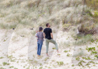 EXKLUSIV - Happy Family - Blake und Ryan zeigen Klein James den Strand