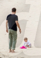 EXKLUSIV - Happy Family - Blake und Ryan zeigen Klein James den Strand