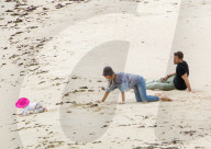 EXKLUSIV - Happy Family - Blake und Ryan zeigen Klein James den Strand