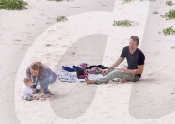 EXKLUSIV - Happy Family - Blake und Ryan zeigen Klein James den Strand