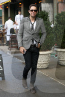 PEOPLE - Jamie Hince gut gelaunt in New York unterwegs