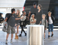 EXKLUSIV - Angelina Jolie mit allen Kindern auf dem Weg zum Flughafen
