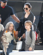 EXKLUSIV - Angelina Jolie mit allen Kindern auf dem Weg zum Flughafen