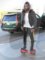 PEOPLE - Jason Derulu mit dem Balance-Board zum Gate