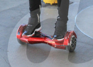 PEOPLE - Jason Derulu mit dem Balance-Board zum Gate