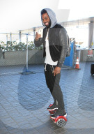 PEOPLE - Jason Derulu mit dem Balance-Board zum Gate