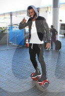 PEOPLE - Jason Derulu mit dem Balance-Board zum Gate