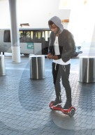 PEOPLE - Jason Derulu mit dem Balance-Board zum Gate