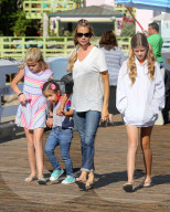 PEOPLE - Denise Richards mit den Kids in Malibu unterwegs