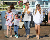 PEOPLE - Denise Richards mit den Kids in Malibu unterwegs