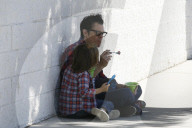 PEOPLE - Partner-Look bei Johnny Knoxville und seinem Sohn