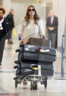 PEOPLE - Elizabeth Hurley schiebt den vollen Gepäckwagen durch den Flughafen