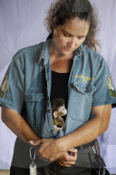 FEATURE - Rhesusaffen-Baby Ronnie im Zoo in Pilton