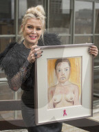 PEOPLE - Kim Wild zeigt ihr Nackt-Selbstportrait in London
