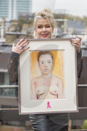 PEOPLE - Kim Wild zeigt ihr Nackt-Selbstportrait in London