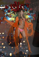 PEOPLE - Victoria's Secret FS 2015 - Runway