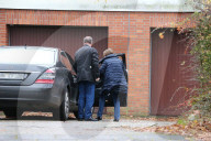 NEWS - Leibarzt Heiner Greten verlässt das Haus von Helmut Schmidt in Hamburg