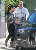 PEOPLE - Mila Kunis mit Freunden in Burbank unterwegs