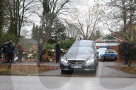 NEWS - Helmut Schmidt: Bestatter holen den Sarg mit dem Leichnam aus dem Haus in Hamburg