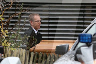 NEWS - Helmut Schmidt: Bestatter holen den Sarg mit dem Leichnam aus dem Haus in Hamburg