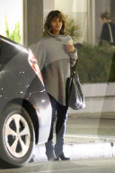 PEOPLE - Halle Berry geht mit Tochter Nahla Pizza essen