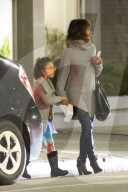 PEOPLE - Halle Berry geht mit Tochter Nahla Pizza essen