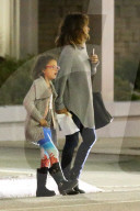 PEOPLE - Halle Berry geht mit Tochter Nahla Pizza essen