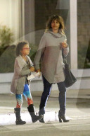 PEOPLE - Halle Berry geht mit Tochter Nahla Pizza essen