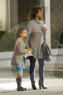 PEOPLE - Halle Berry geht mit Tochter Nahla Pizza essen