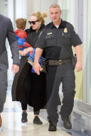EXKLUSIV - Seltener Anblick: Adele landet mit Klein Angelo in New York