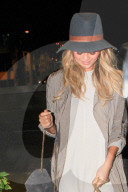 PEOPLE - Werdende Mutter Chrissy Teigen am Flughafen Los Angeles