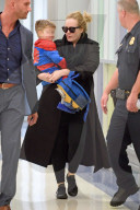 EXKLUSIV - Seltener Anblick: Adele landet mit Klein Angelo in New York