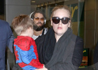 EXKLUSIV - Seltener Anblick: Adele landet mit Klein Angelo in New York